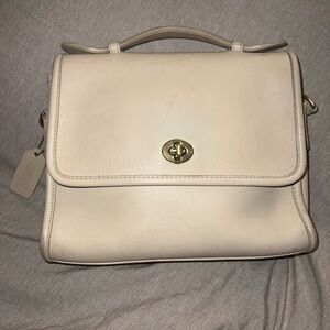 Vintage Coach Court in Bone 9870